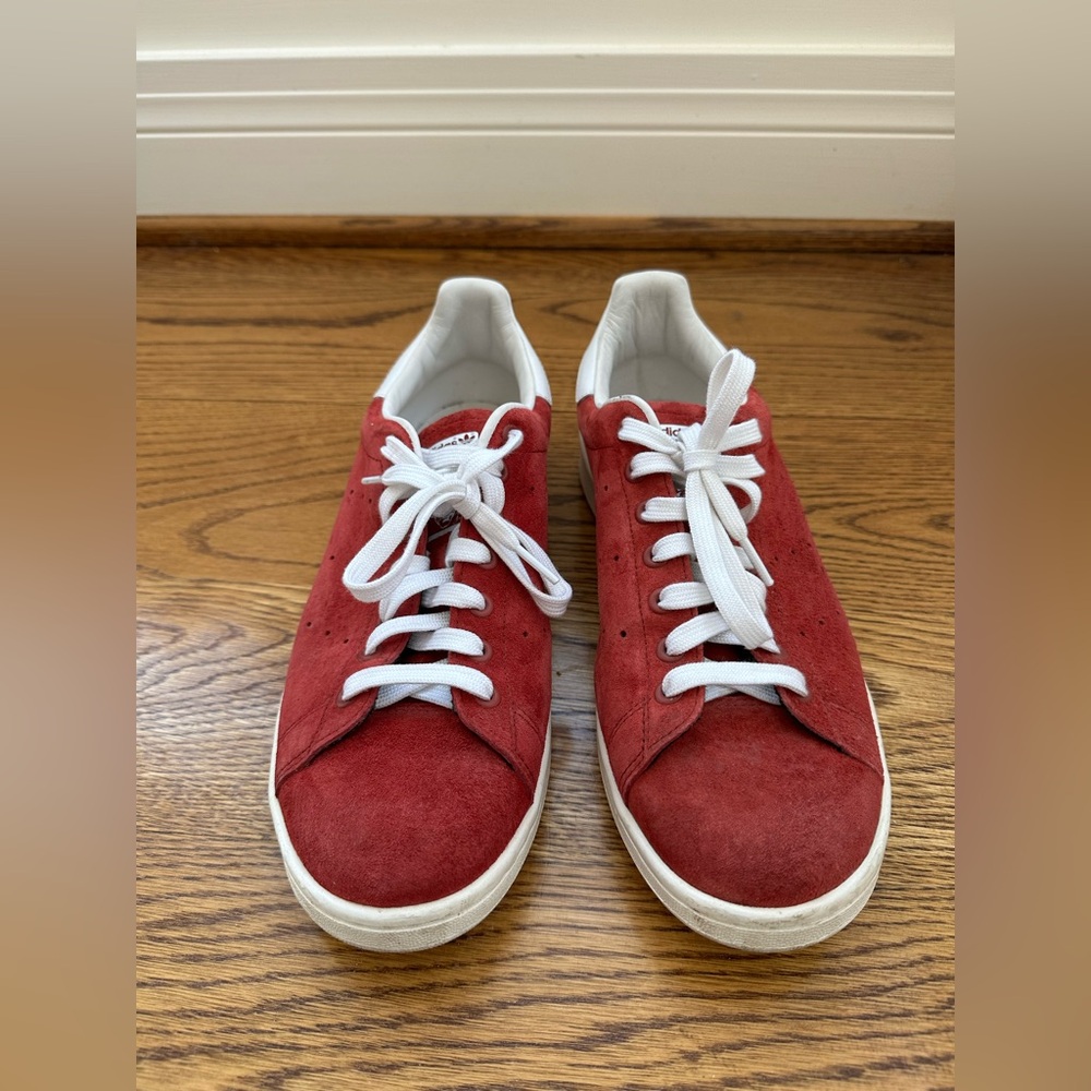 Adidas Stan Smith men’s tennis shoes in red suede, size US 10